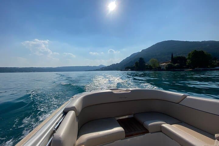 Private boat tour on Lake Garda with Skipper 4H