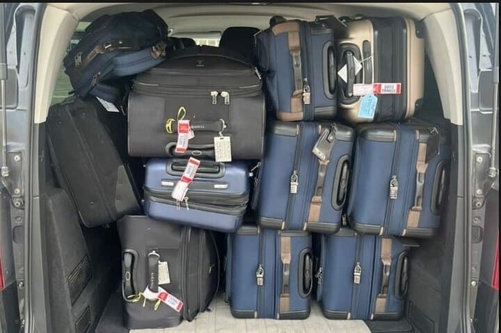 8 big luggage +8 small luggage.