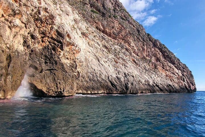 The Grotta del Soffio, semi-submerged, owes its name to the effect of the waves that, compressing the air inside, create real puffs from the mouth.