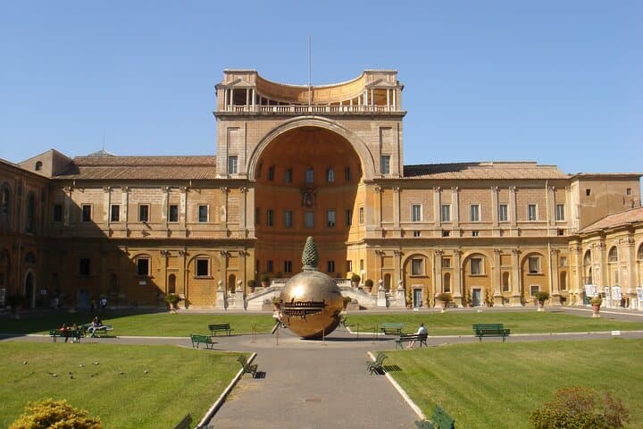 Cortile della Pigna