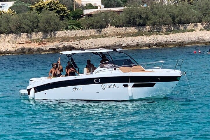 Day cruiser Walk Around 10 meters with 300hp Yamaha outboard torque