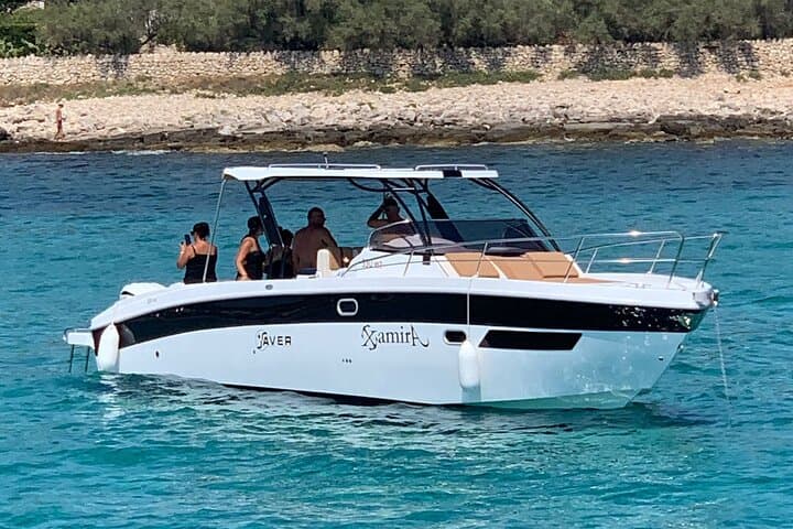 Day cruiser Walk Around 10 meters with 300hp Yamaha outboard torque
