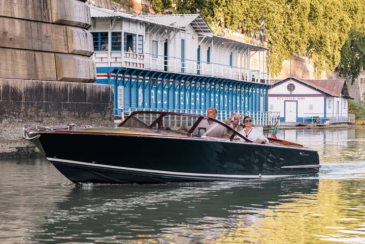 Private Guided History River Tour on a Luxury Boat