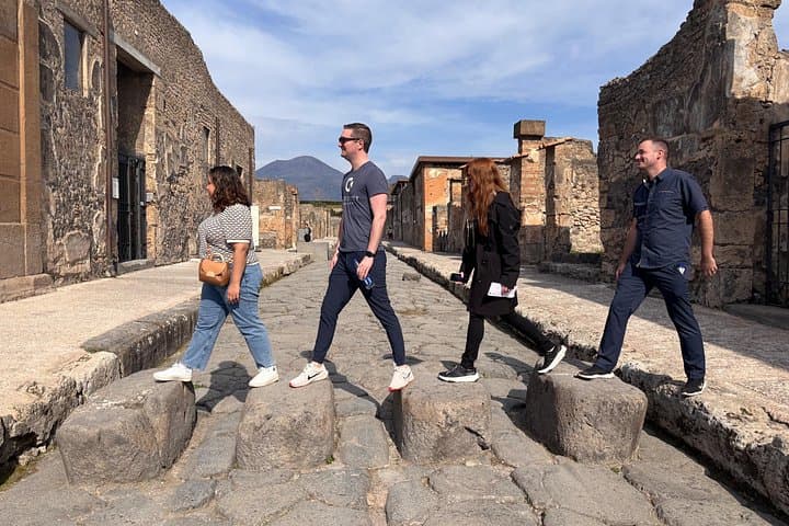 Naples to/from Sorrento Private Transfer & Optional Pompeii Stop