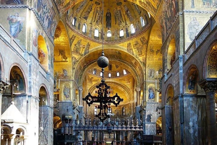 Saint Mark's Basilica Guided Tour with Gondola Ride in Venice