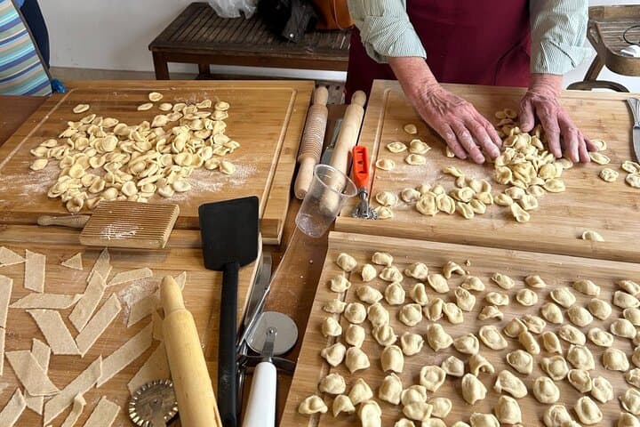 Cooking class with family and in the garden of an old boathouse