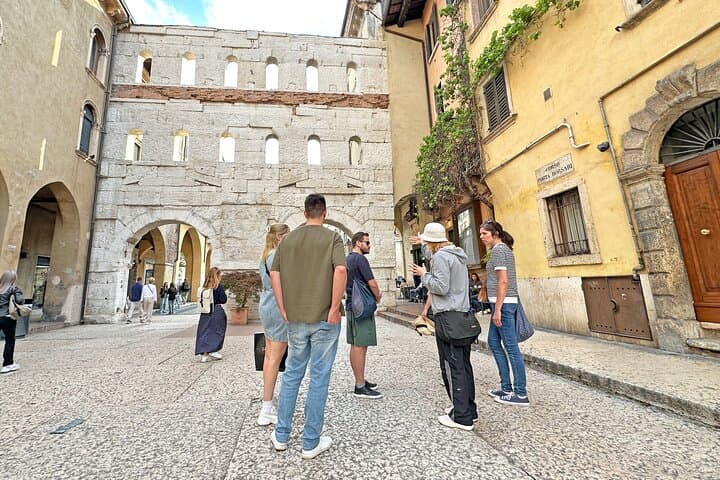 Verona Must-See Sites: Guided Walking City Tour with local Expert
