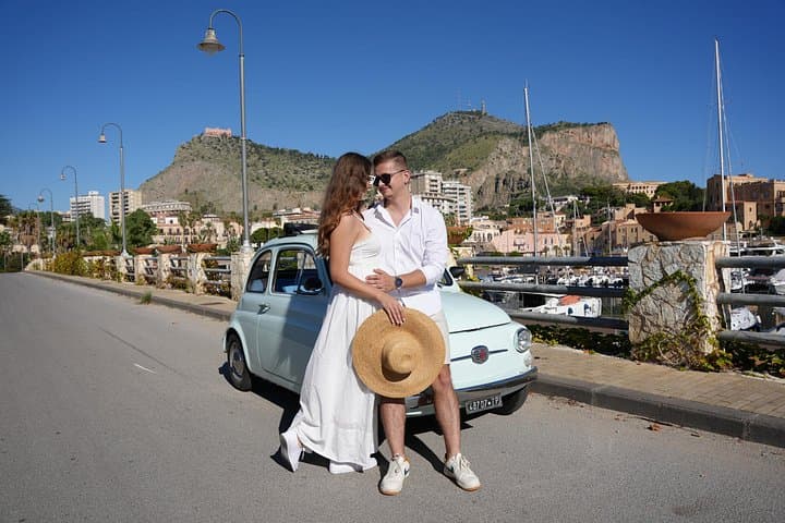 Honey moon photoshoot in a vintage fiat 500