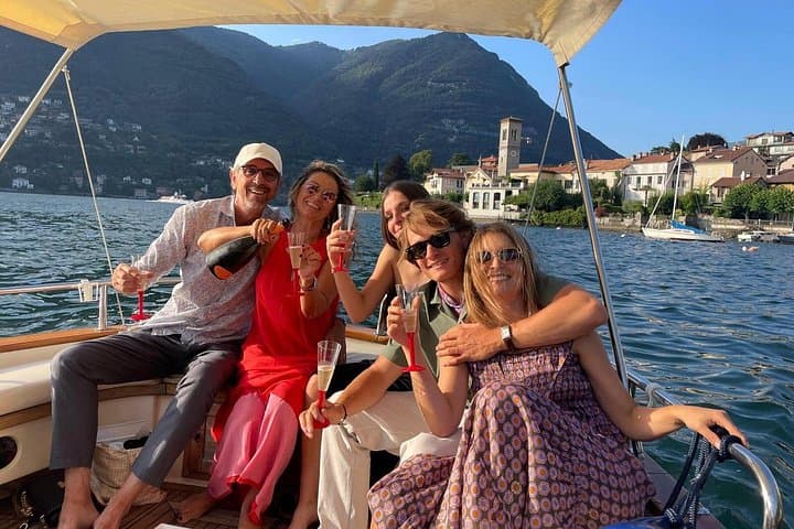 2H Private Cruise on a beautiful wooden speedboat on Lake Como