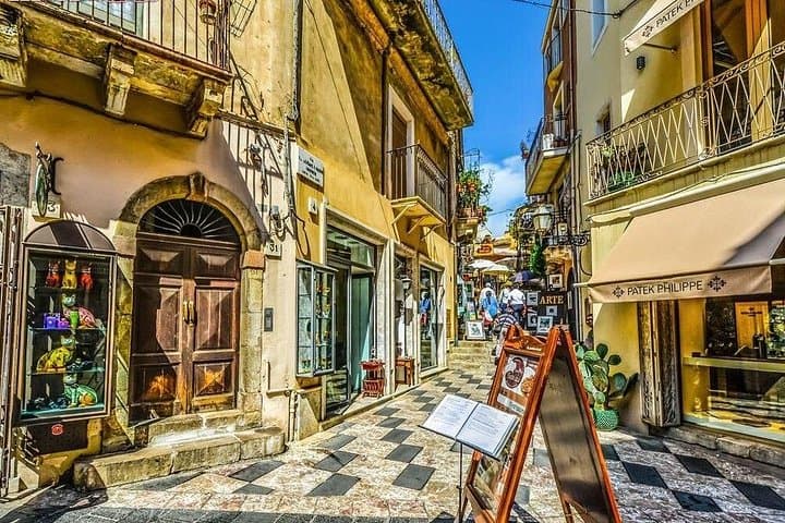 Taormina on Your Own: Private Round-Trip Transfer Messina Port