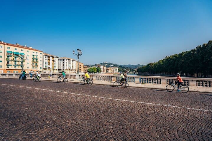 Verona e-bike tour: city center and panoramic views