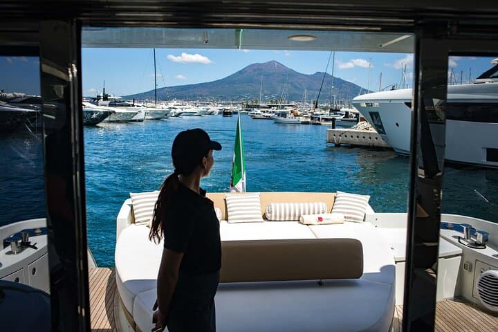 Private Luxury Yacht Tour of Capri from Rome by Train