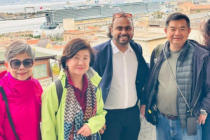 Happy guests starting their private tour from Messina por