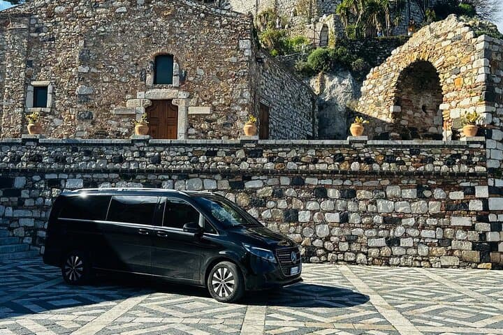 Luxury Mercedes-Benz V-Class used for the private tour