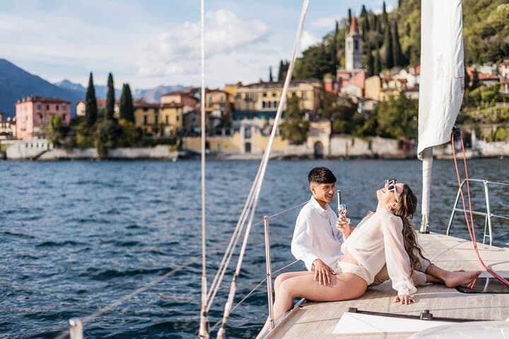 Private Tour by Modern Sailboat Lake Como with Aperitif