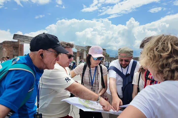 Pompeii Walking Tour : a journey through the History of the Buried City