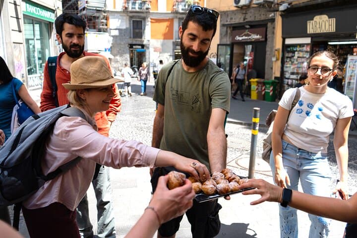 Naples Street Food tour with 6 gastronomic stops and pizza