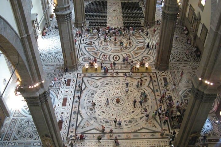 The inner dome was built with four horizontal stone and chain hoops which reinforced the octagonal dome