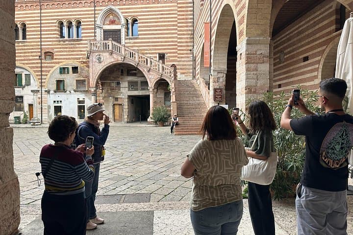 Verona Top Sights Guided Tour of the City's Must-See Highlights