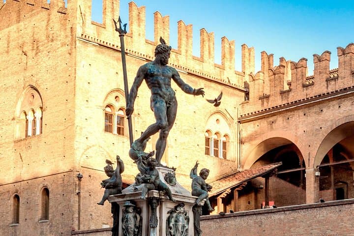 Statue in Piazza Nettuno