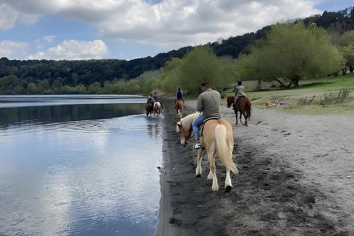 Lake Martignano Horseback Ride with Guide Near Rome
