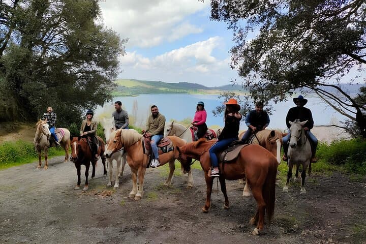 Lake Martignano Horseback Ride with Guide Near Rome