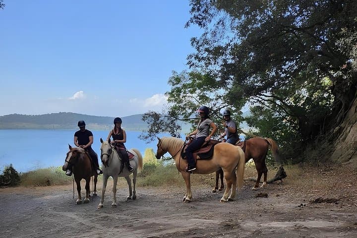 Lake Martignano Horseback Ride with Guide Near Rome