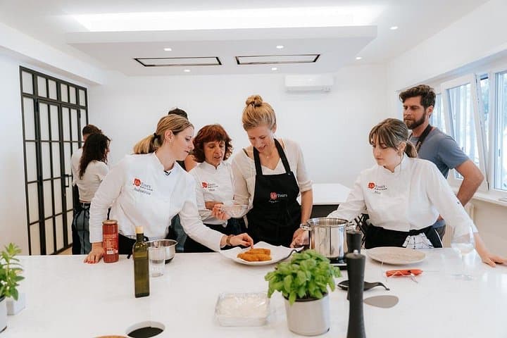 Semi Private Pizza Making Class with Wine and Suppli