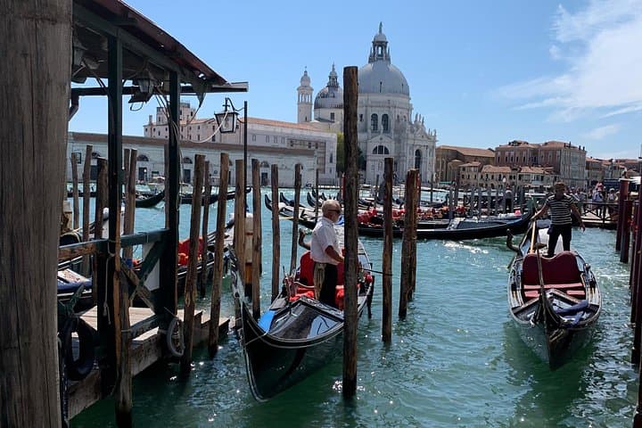 Venice: Private Grand Canal Gondola Ride with Optional Musicians