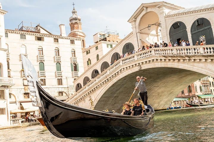 Venice: Private Grand Canal Gondola Ride with Optional Musicians