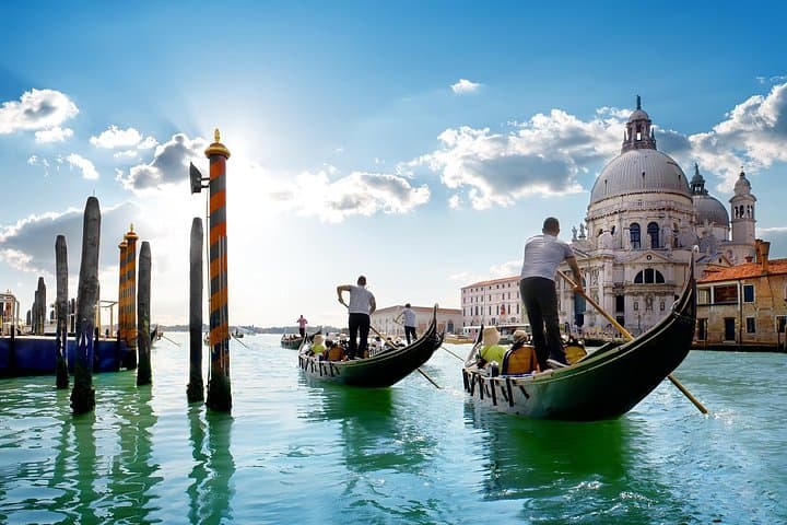 Venice: Private Grand Canal Gondola Ride with Optional Musicians
