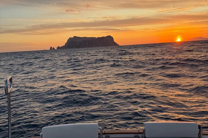 Private Boat Tour at Sunset between Capri Island and Li Galli