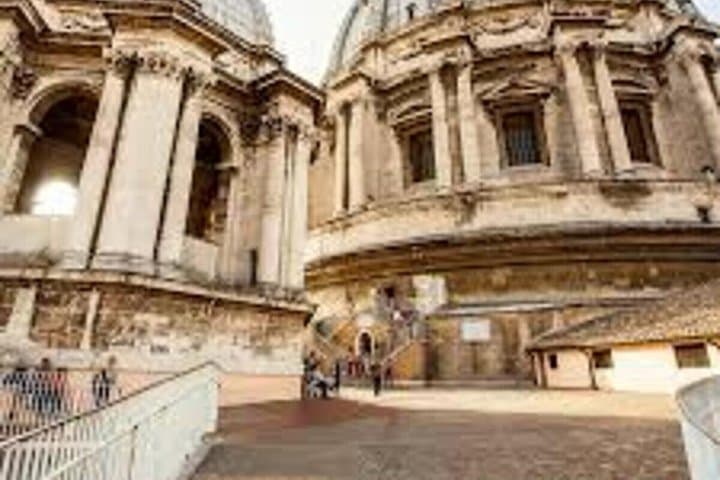 St. Peter's Basilica: Skip-the-Line Hosted Entry with Audio Guide