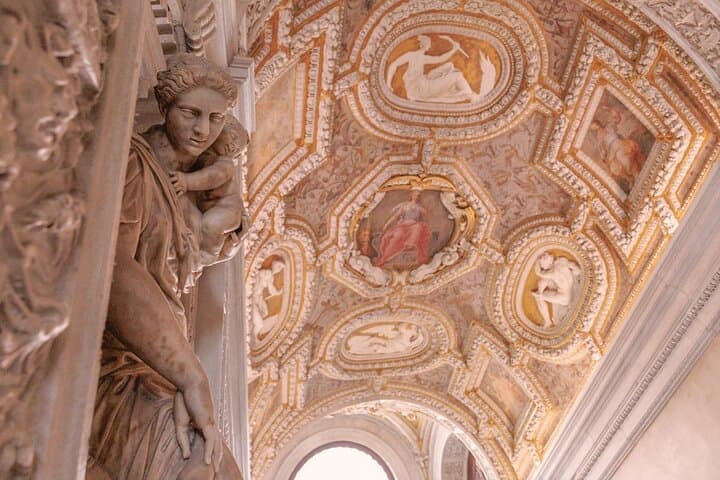 St. Mark's Basilica & Doge's Palace Guided Tour with Gondola Ride