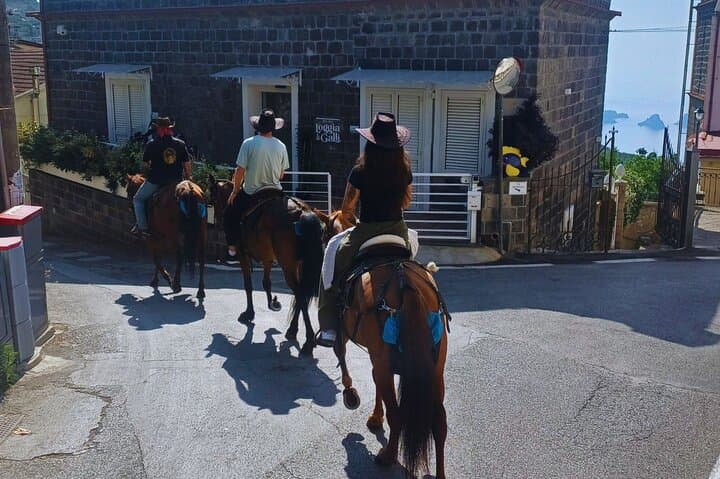 Horseback adventure with views of Capri and Li Galli