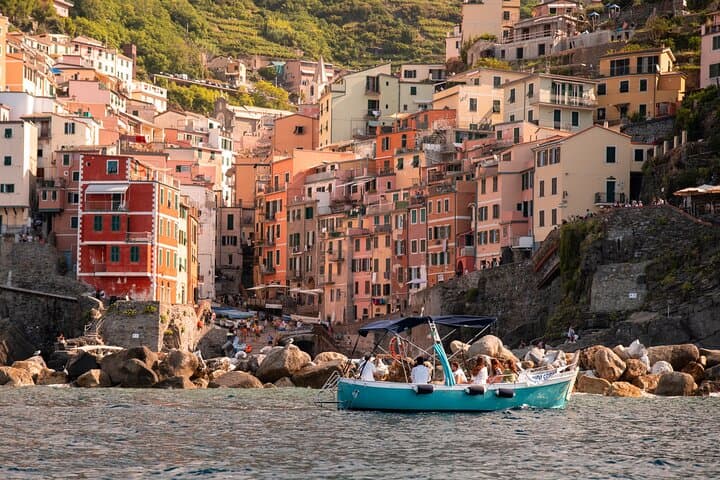 Riomaggiore : experience from the sea with focaccia and wine