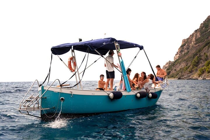 Riomaggiore : experience from the sea with focaccia and wine