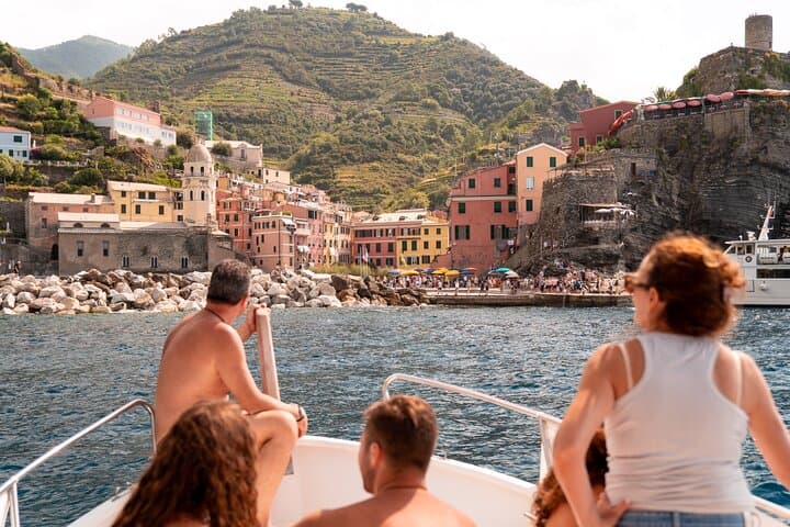 Riomaggiore : experience from the sea with focaccia and wine
