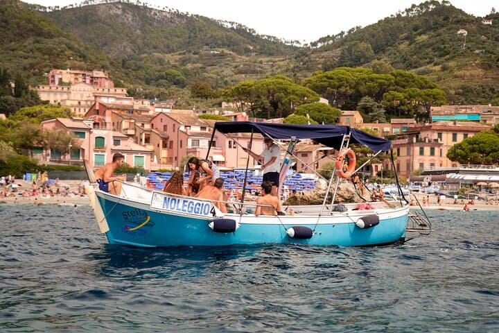Riomaggiore : experience from the sea with focaccia and wine