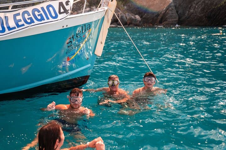 Riomaggiore : experience from the sea with focaccia and wine
