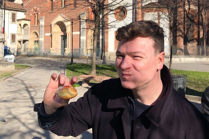 Milan Centre Food Tour of 7+ Italian Tastings with Risotto & Wine
