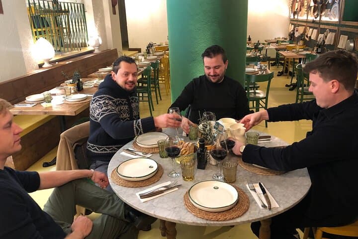 Milan Centre Food Tour of 7+ Italian Tastings with Risotto & Wine