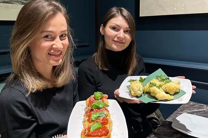 Milan Centre Food Tour of 7+ Italian Tastings with Risotto & Wine