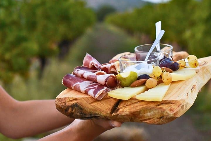 Alghero: lunch or dinner in the vineyard