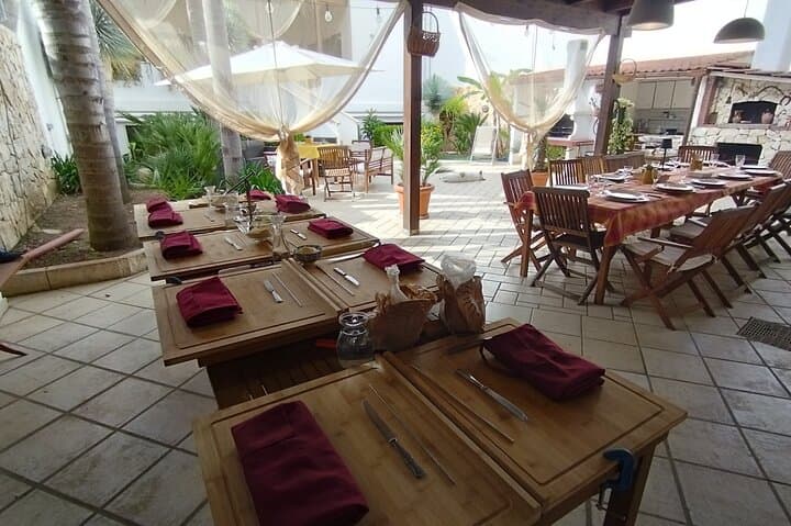 Cooking class with family and in the garden of an old boathouse