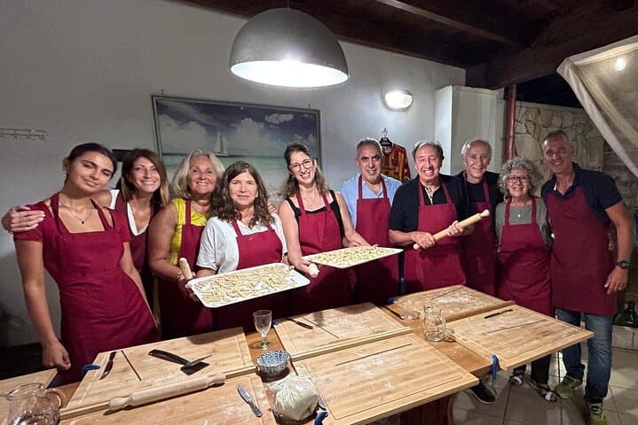 Cooking class with family and in the garden of an old boathouse