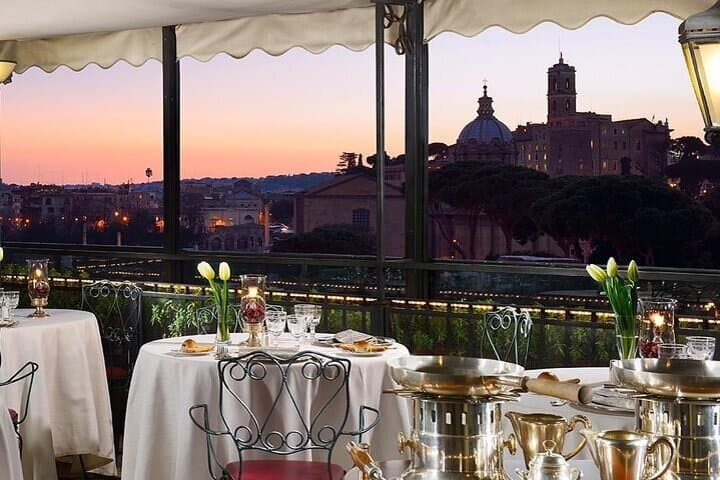 Private Tour of Rome Squares & Rooftop Dinner with Colosseum View