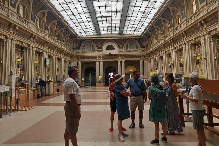 2 Hours walking tour with food stops