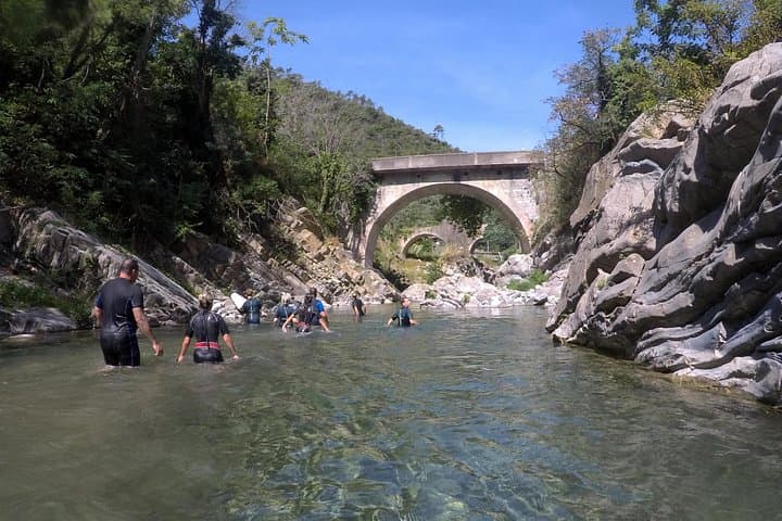 Torrentismo: Climbing up through the river