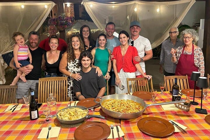 Cooking class with family and in the garden of an old boathouse